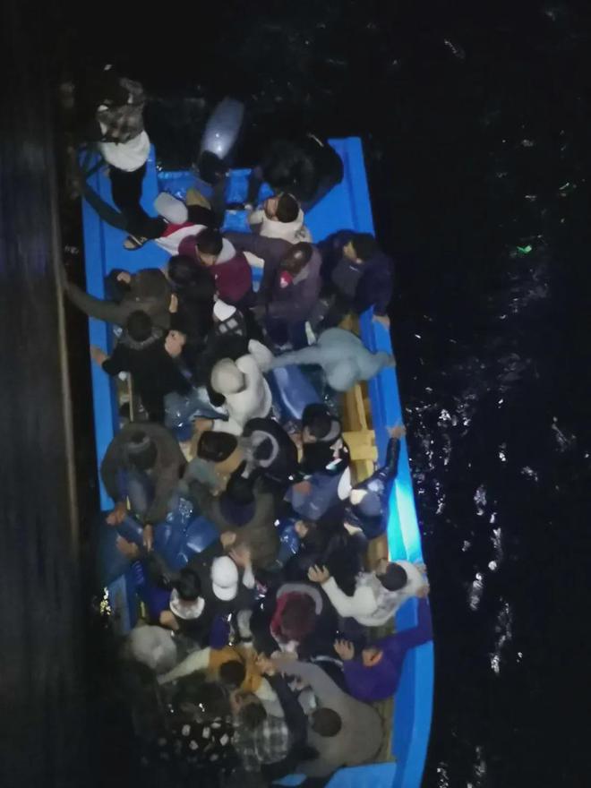 點贊！21名中國海員勇救36人！(圖2)