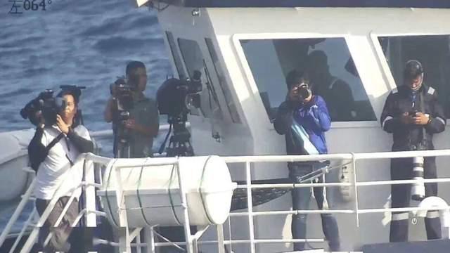 Kaiyun：黃巖島再發(fā)激烈對峙：菲海警4次沖向中國海警艦還差10米就撞船(圖2)