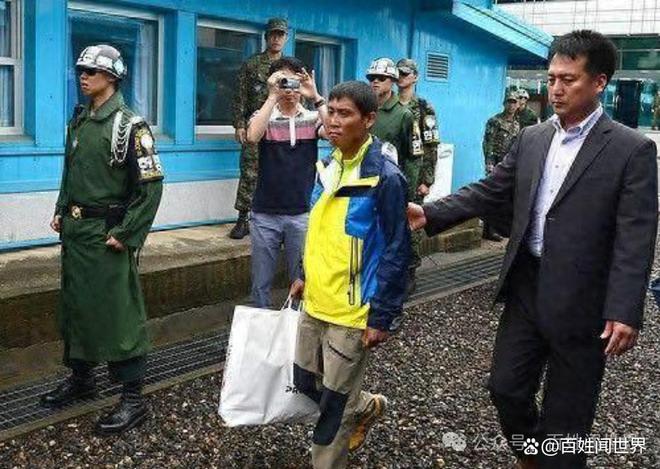 朝鮮船員被遣送回國(guó)踏過(guò)分界線立馬翻臉脫光衣服全扔回去！(圖2)