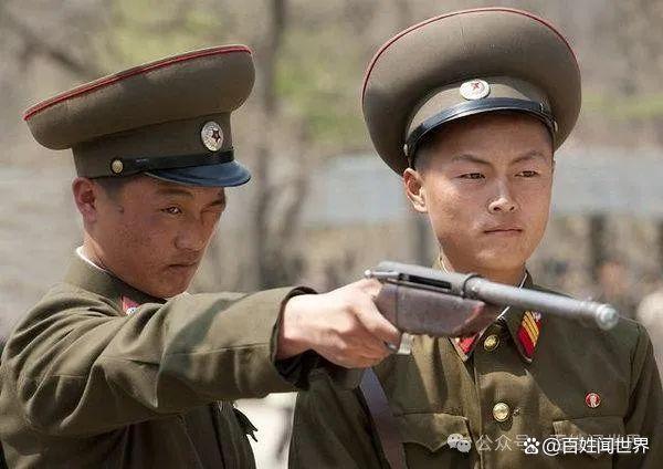 朝鮮船員被遣送回國(guó)踏過(guò)分界線立馬翻臉脫光衣服全扔回去！(圖4)
